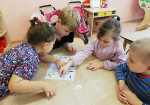 Dzieci w małych grupkach uczą się kodowania